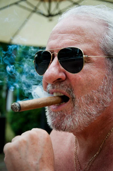 英俊有钱的男人抽雪茄 老头儿带着雪茄男人抽古巴雪茄 — 图库照片