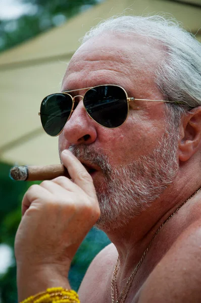 Кубинський Чоловік Курить Сигару Старий Кубик Сигарою Чоловік Палить Кубинську — стокове фото