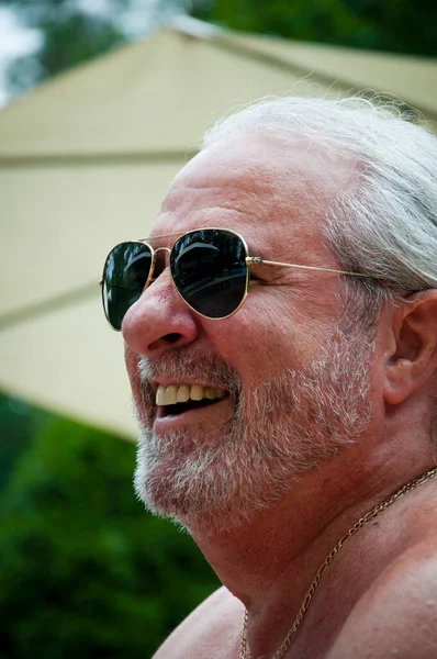 Happy Bearded Man Grizzle Beard Sunglasses Summer Vacation — Stockfoto