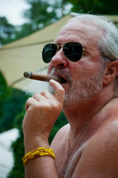 Senior Brutal Man Smoking Brutal Man Smoking Cigar Brutality — Stockfoto