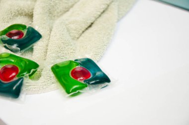 Deterjan yumuşatıcı kapsülleri. Yıkamak için yumuşatıcı. Havlulu çamaşır yumuşatıcı, boşluğu kopyala.