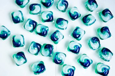 Çamaşır deterjanı. Çamaşır kapsüllerinin düz arka planı. ev ve çamaşırhane.