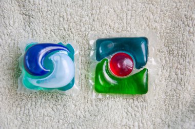 Çamaşır deterjanı. Havludaki çamaşır kapsülleri. ev ve çamaşırhane.