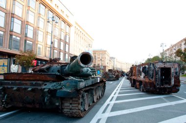 Kyiv, Ukrayna - 22 Ağustos 2022: Ukrayna 'ya karşı savaş sırasında Rus askeri teçhizatını yok etti. sokak.