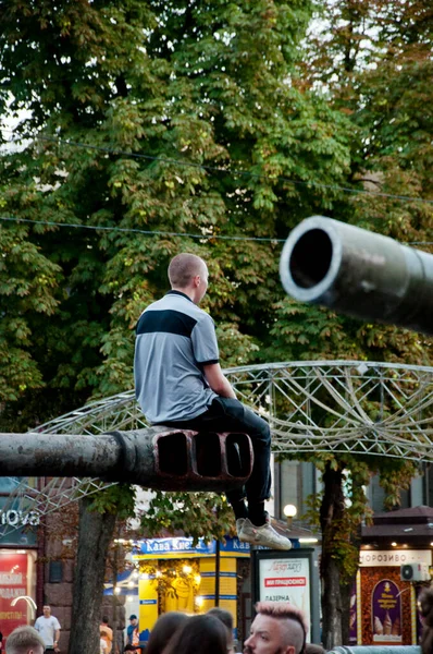 Kyiv Ukraine August 2022 Man Destroyed Russian Military Equipment War — 스톡 사진