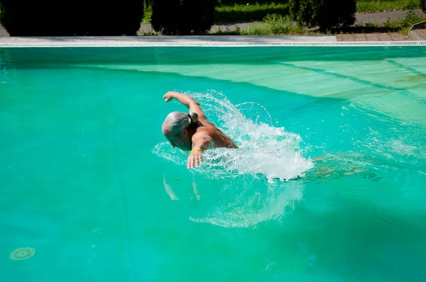 Energetic Senior Man Swimming Summer Pool Summertime Vacation — Stock Photo, Image