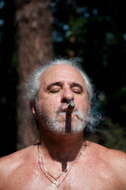 Son sınıf öğrencisi Küba purosu içiyor yaz tatilinin ve emekliliğin tadını çıkarıyor..