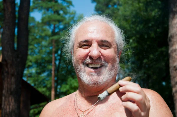 Mutlu son sınıf öğrencisi Küba purosu içiyor yaz tatilinin ve emekliliğin tadını çıkarıyor..