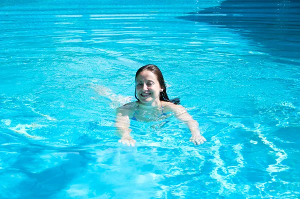 Vrolijk Meisje Zwemmen Zomer Zwembad Water Vakantie — Stockfoto