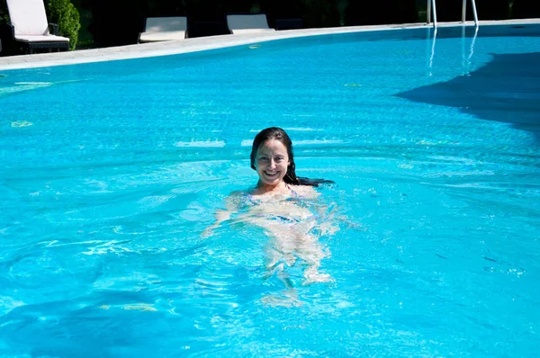 Szczęśliwa Dziewczyna Pływanie Letnim Basenie Woda Wakacjach — Zdjęcie stockowe