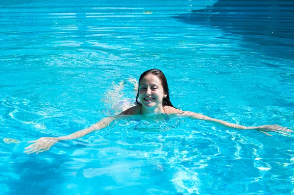 Glimlachend Meisje Zwemmen Zomer Zwembad Water Vakantie — Stockfoto