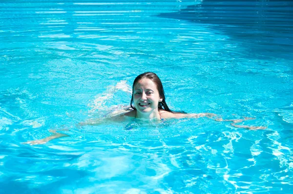 Positief Meisje Zwemmen Zomer Zwembad Water Vakantie — Stockfoto