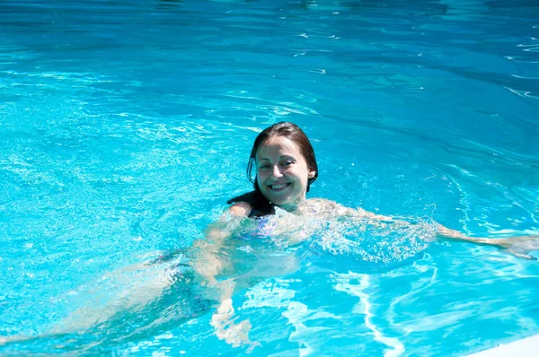Gelukkig Vrouw Zwemmen Zomer Zwembad Water Vakantie — Stockfoto