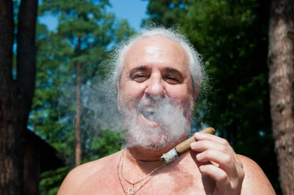 Son sınıf öğrencisi gülüyor Küba purosu içiyor yaz tatilinin ve emekliliğin tadını çıkarıyor..