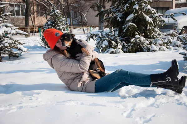 可爱的女人在冬天和宠物玩耍 爱玩她的狗的女人 外面带着宠物的女人 与女人在户外玩耍的宠物 — 图库照片
