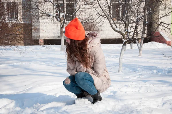 冬日的女孩戴着一顶暖和的帽子在雪地里过冬 冬雪中戴着一顶暖和帽子的姑娘的冬季风尚 — 图库照片