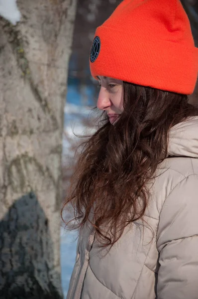 开朗的冬日女子 戴着橙色的暖和的帽子 在雪地里过冬 冬雪中戴着温暖帽子的女人的冬季风尚 — 图库照片