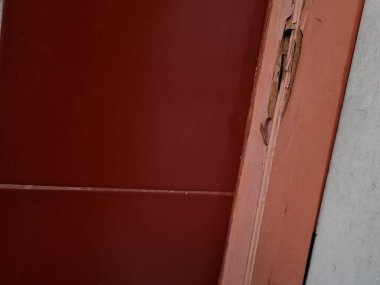 Beyaz turuncu ve kırmızı ahşap kapı kenarı