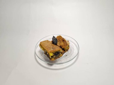 Tatlı martabak, çikolata aromalı, beyaz arka plan