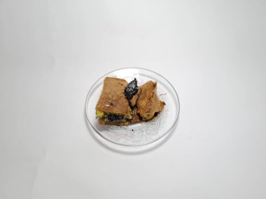 Tatlı martabak, çikolata aromalı, beyaz arka plan