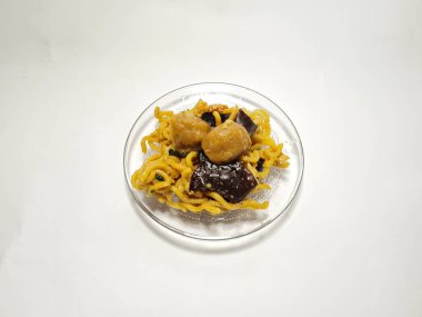 Pentol ve mantarlı kızarmış erişte.