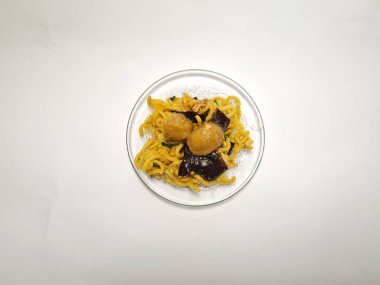 Pentol ve mantarlı kızarmış erişte.