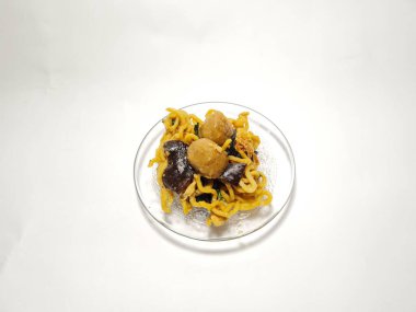 Pentol ve mantarlı kızarmış erişte.