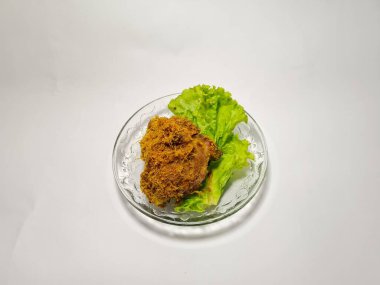 Tabakta yeşil sebzeli kızarmış tavuk.