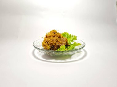 Tabakta yeşil sebzeli kızarmış tavuk.