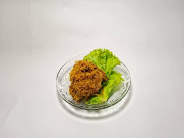 Tabakta yeşil sebzeli kızarmış tavuk.