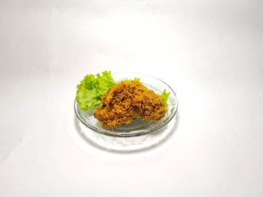 Tabakta yeşil sebzeli kızarmış tavuk.