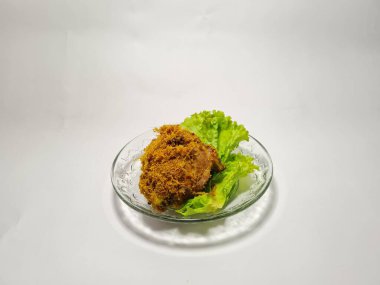 Tabakta yeşil sebzeli kızarmış tavuk.