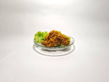 Tabakta yeşil sebzeli kızarmış tavuk.