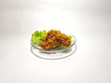 Tabakta yeşil sebzeli kızarmış tavuk.