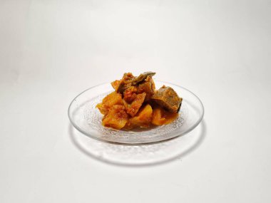 Sambal goreng bir tabakta kızarmış patates ve tavuk ciğeri içerir.