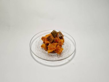 Sambal goreng bir tabakta kızarmış patates ve tavuk ciğeri içerir.