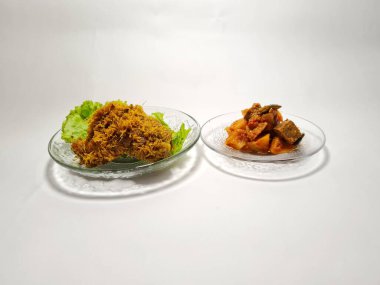 Yeşil sebzeli kızarmış tavuk.