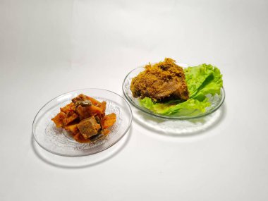 Yeşil sebzeli kızarmış tavuk.