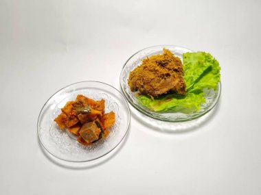 Yeşil sebzeli kızarmış tavuk.