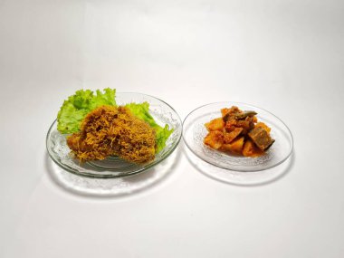 Yeşil sebzeli kızarmış tavuk.