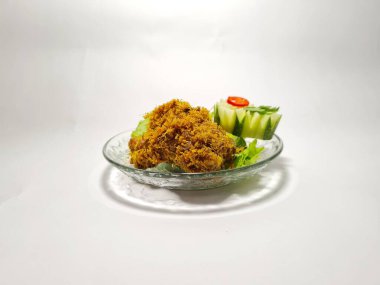 Yeşil sebzeli kızarmış tavuk.