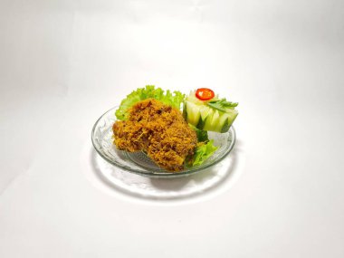 Yeşil sebzeli kızarmış tavuk.