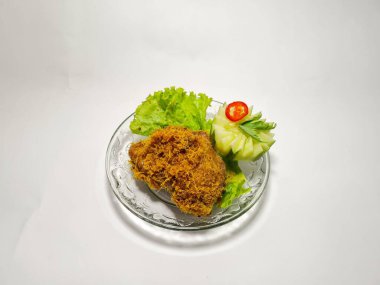 Yeşil sebzeli kızarmış tavuk.