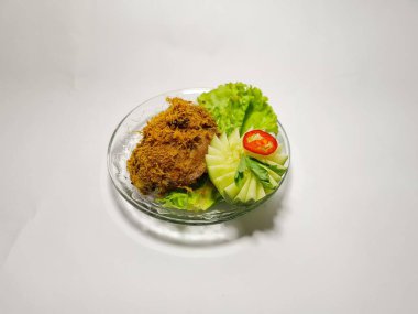 Yeşil sebzeli kızarmış tavuk.