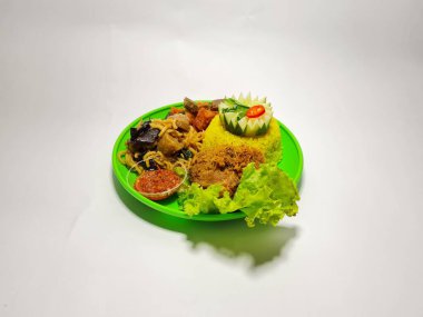 Tipik Endonezya yemekleri sarı pirinç, kızarmış tavuk, kızarmış erişte, kızarmış acı biber sosu, pentol, kızarmış patates ve ilave salatalıktan oluşur.