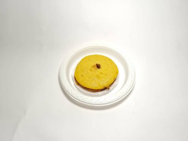 Kue Lumpur adında çikolata rengi Endonezya pastası.