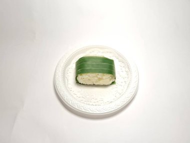 Lemper adı verilen tipik bir Endonezya yemeği muz yapraklarına sarılmış glutinöz pirinçten yapılır.