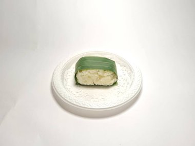 Lemper adı verilen tipik bir Endonezya yemeği muz yapraklarına sarılmış glutinöz pirinçten yapılır.