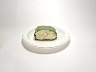 Lemper adı verilen tipik bir Endonezya yemeği muz yapraklarına sarılmış glutinöz pirinçten yapılır.