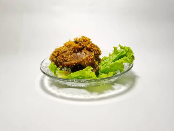 お皿の中に緑の野菜とフライドチキン — ストック写真